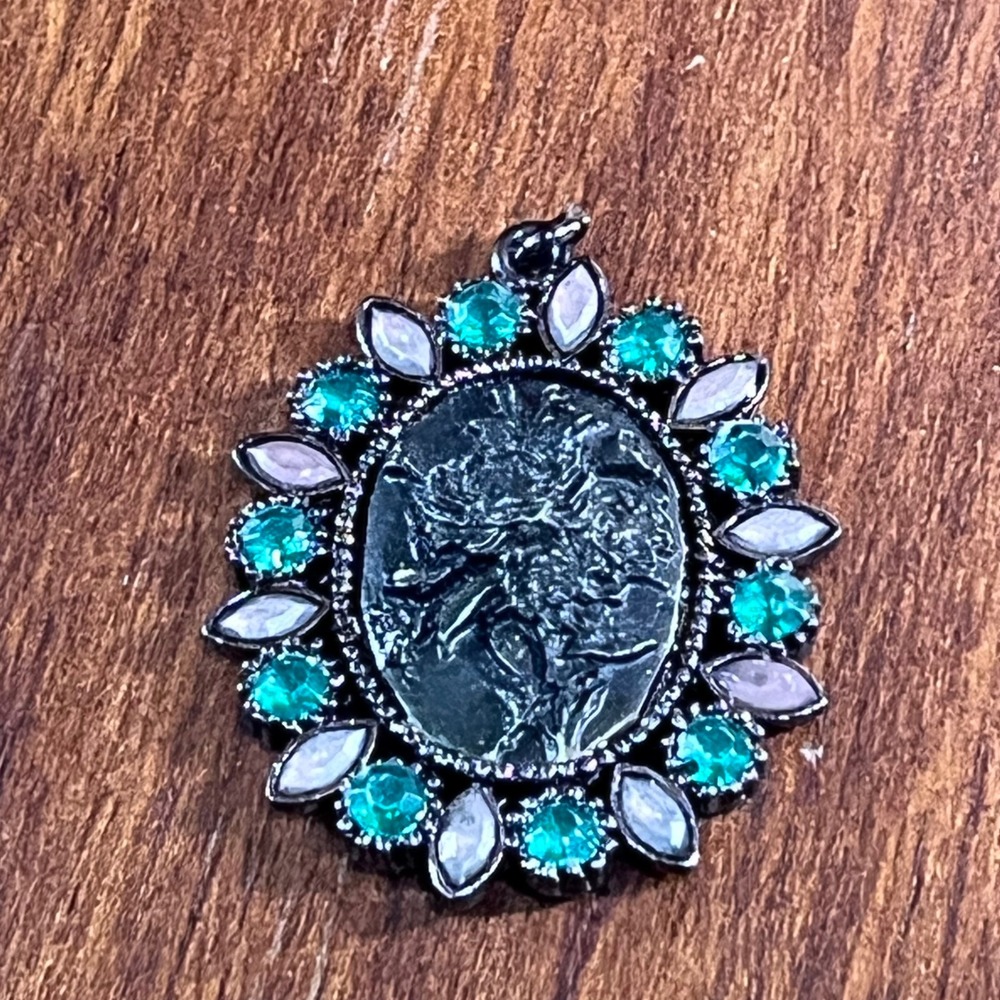 Vtg Gunmetal Green Rhinestone Floral Relief‎ Oval Pendant Necklace